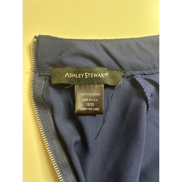 Ashley Stewart NAVY Bell Sleeve Keyhole Blouse Size 18/20 - Picture 3 of 3